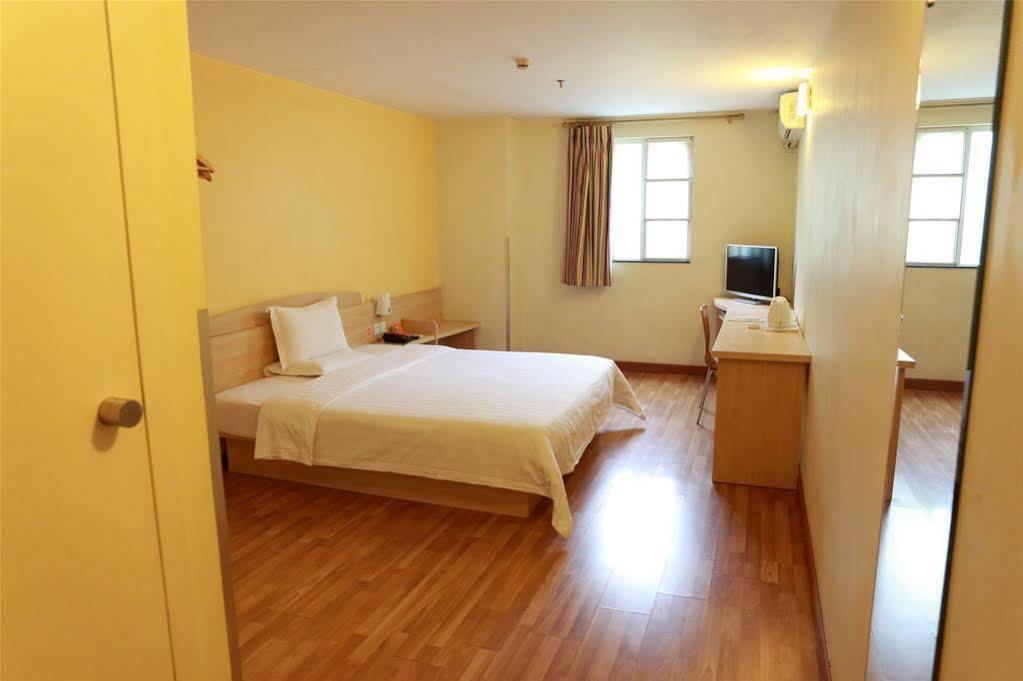 7 Days Inn Shanghai Xujiahui Caobao Road Subway Station Branch Xuhui Exterior photo